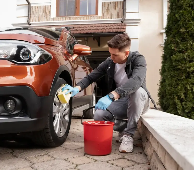 Lavage auto à domicile Neuville-lès-Decize : professionnel intervenant sur un véhicule